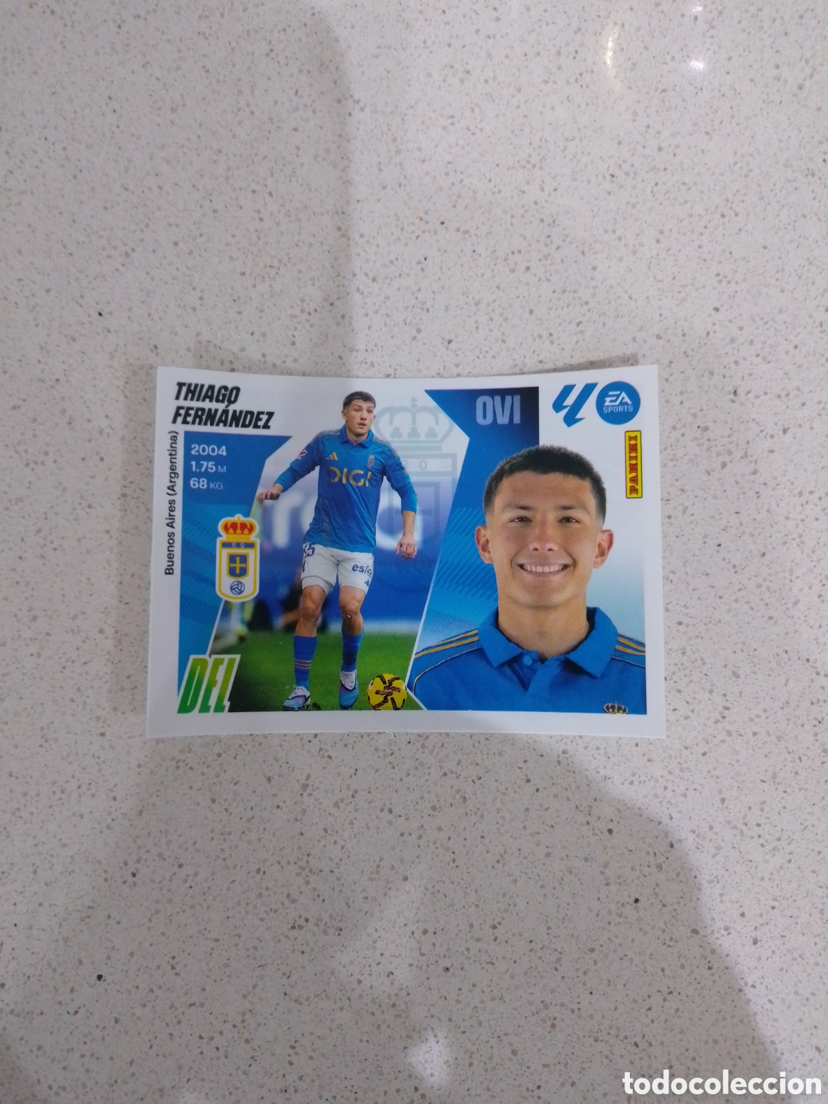 Cromos de Futebol: CROMO N&Uacute;MERO 27 THIAGO FERN&Aacute;NDEZ OVIEDO. MERCADO DE INVIERNO LIGA ESTE 25/26.