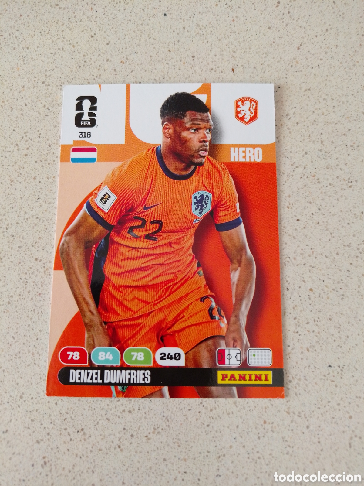 Figurine di Calcio: CARTA N&Uacute;MERO 316 DENZEL DUMFRIES PAISES BAJOS. ADRENALYN XL MUNDIAL 2026.