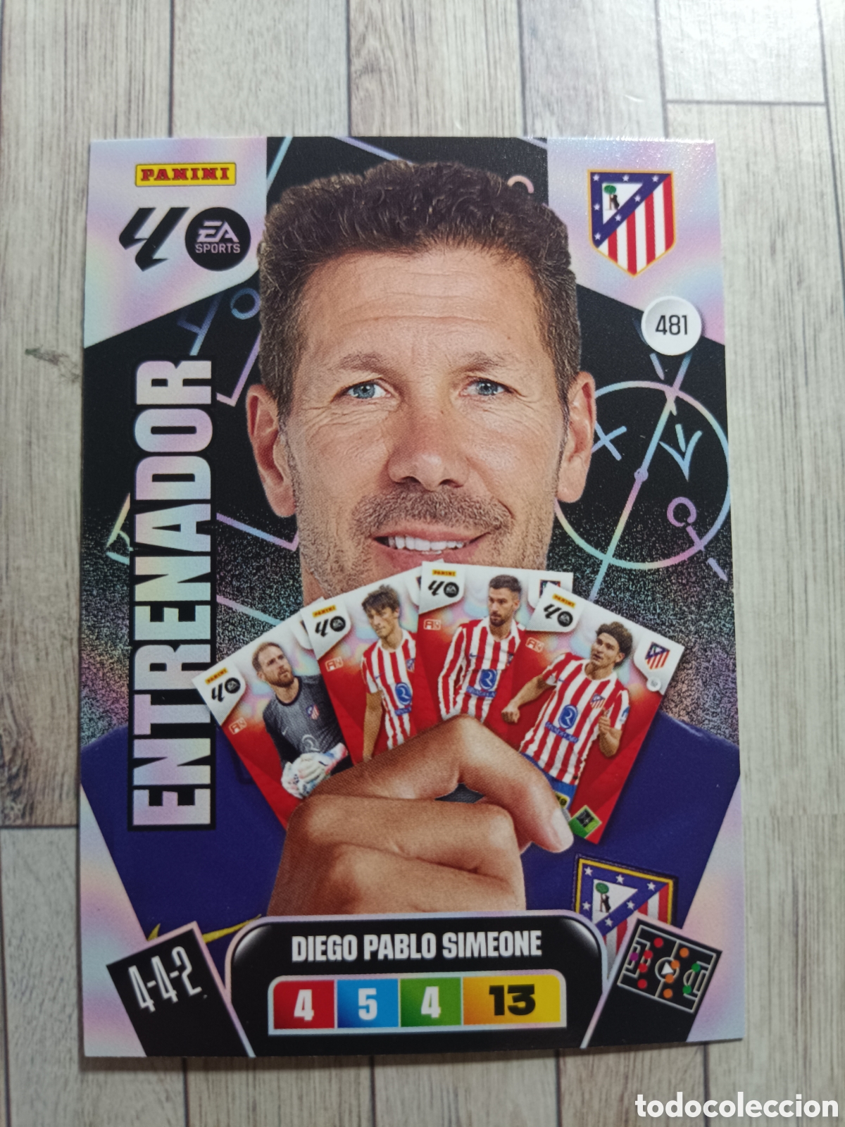 Cromos de F&uacute;tbol: 481 ENTRENADOR SIMEONE ATLETICO DE MADRID ADRENALYN XL LIGA 2025 2026 PANINI 25 26