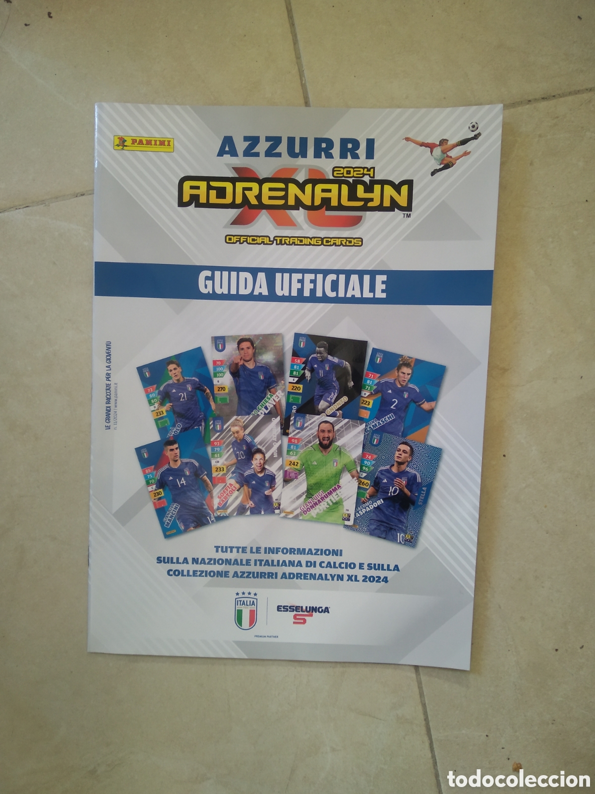 Cromos de F&uacute;tbol: GUIA OFICIAL GUIDA UFFICIALE EN ITALIANO CROMO FUTBOL PANINI AZZURRI ADRENALYN 2024