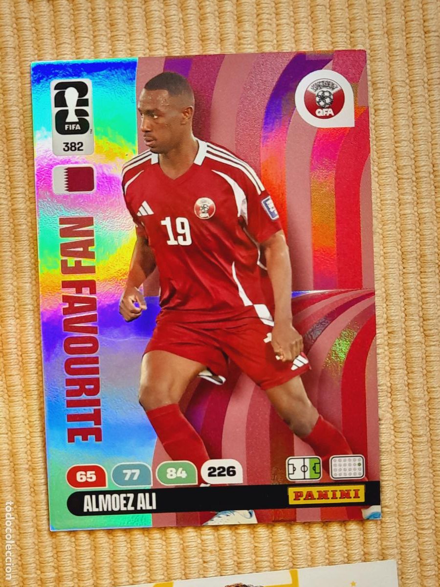 Cromos de F&uacute;tbol: CARD 382 ALMOEZ ALI (FAN FAVOURITE) QATAR. FIFA WORLD CUP 2026 ADRENALYN XL