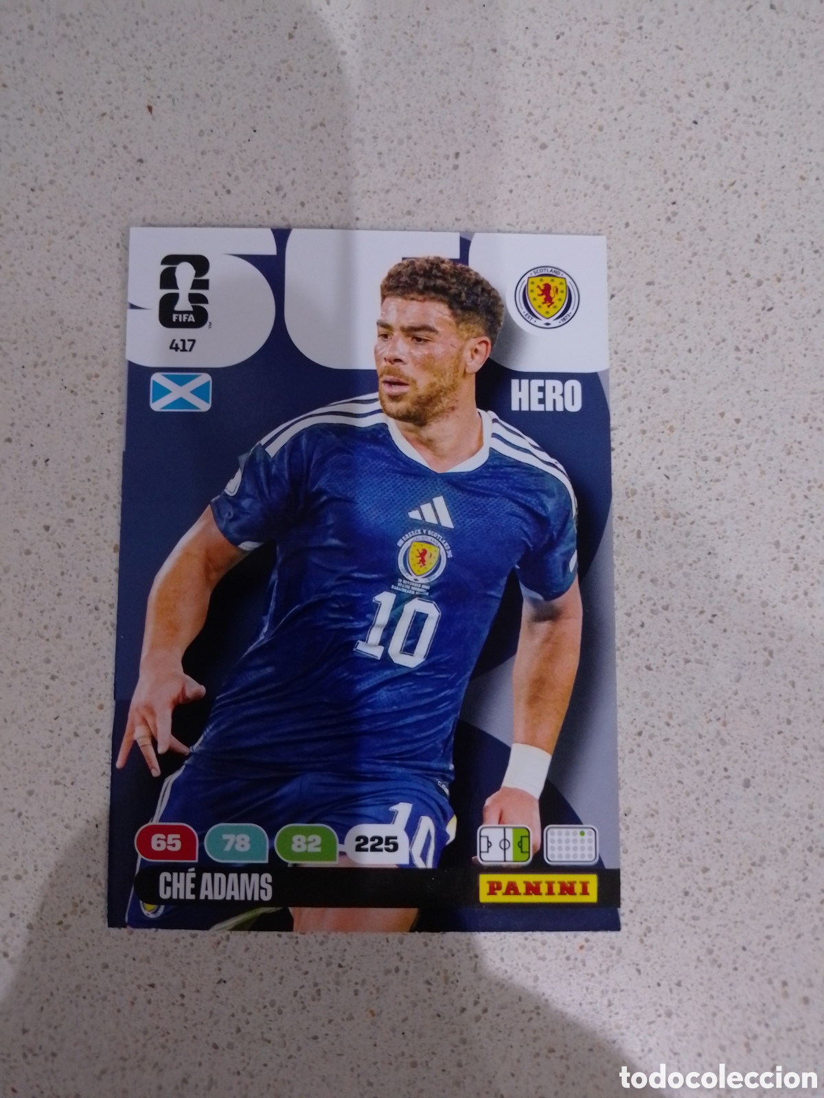 Fu&szlig;ball-Sticker: CARTA N&Uacute;MERO 417 CH&Eacute; ADAMS ESCOCIA. ADRENALYN XL MUNDIAL 2026.