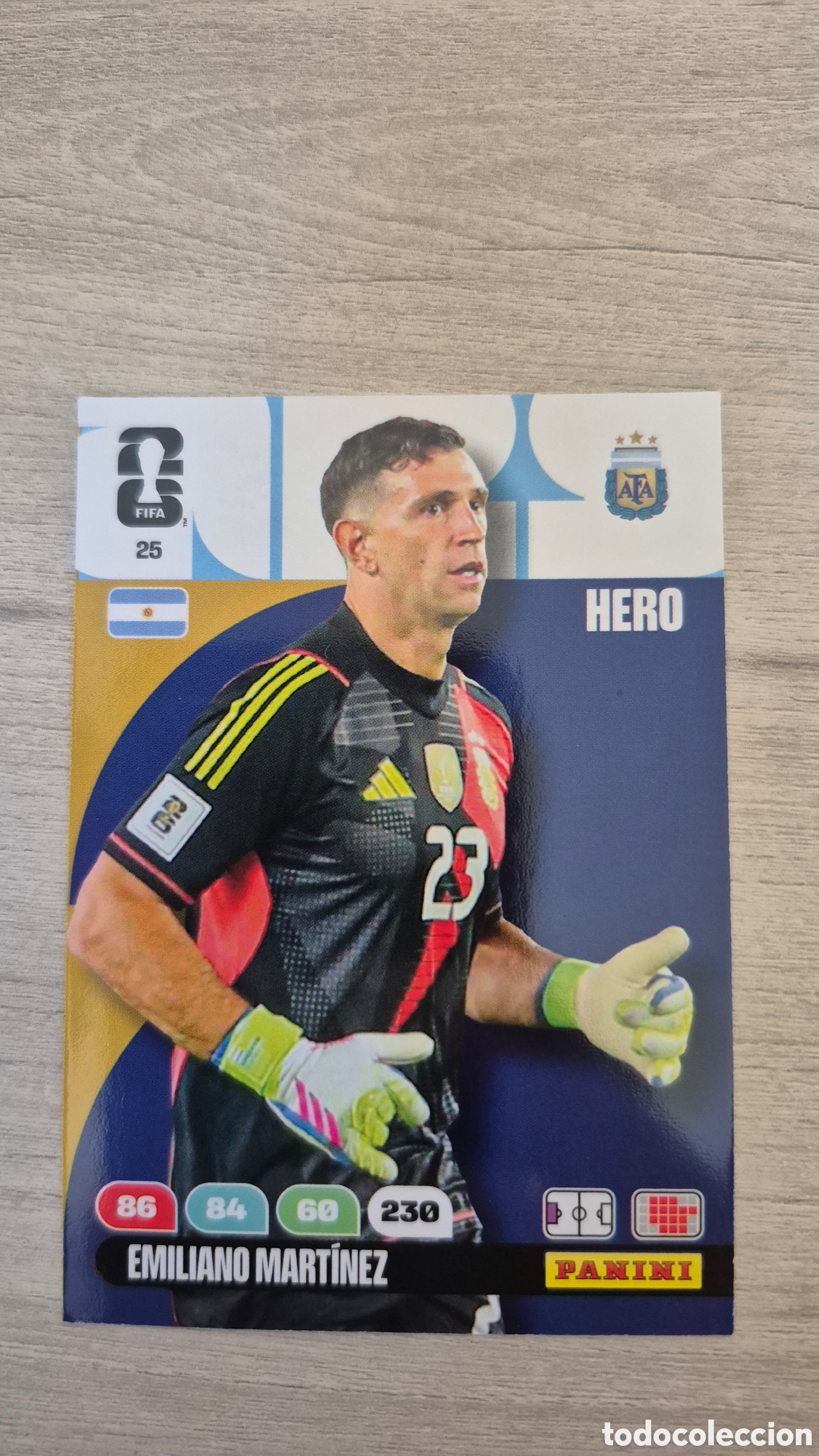 Fu&szlig;ball-Sticker: N&deg;25 Argentina Emiliano Mart&iacute;nez Adrenalyn FIFA World Cup 26