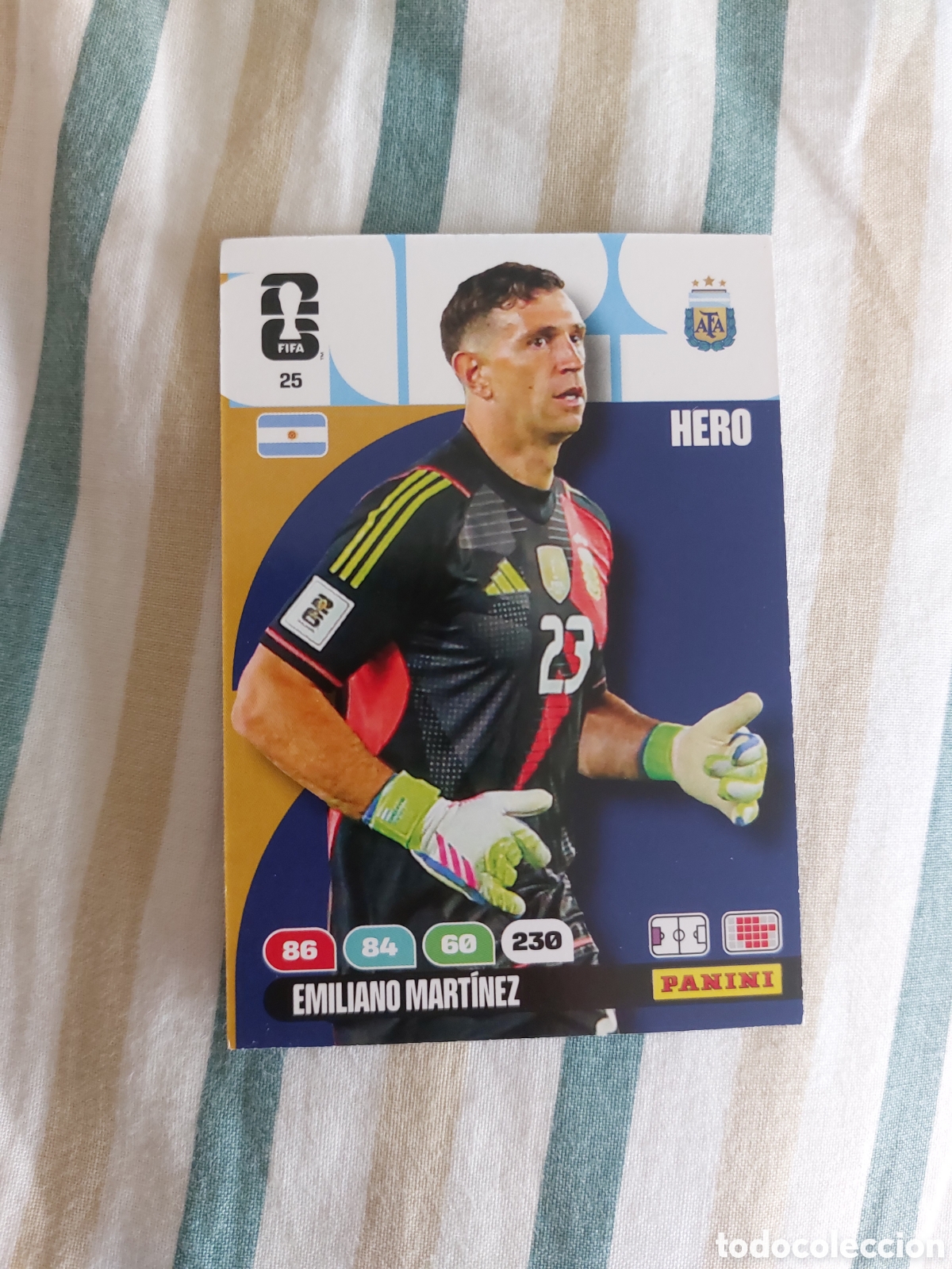 Cromos de F&uacute;tbol: 25 EMILIANO MARTINEZ ARGENTINA HERO PANINI ADRENALYN FIFA WORLD CUP 26 2026
