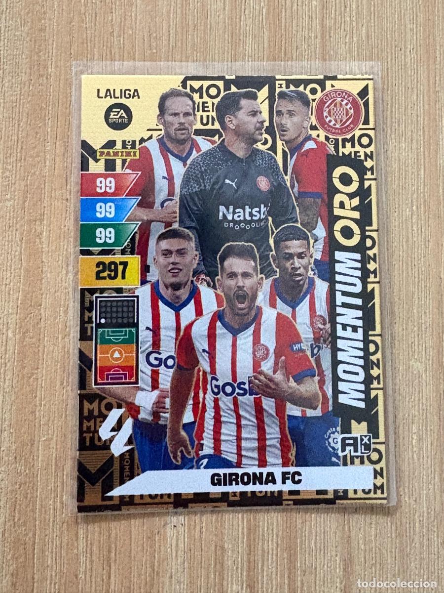 Fu&szlig;ball-Sticker: 18. CROMO ADRENALYN 2023-24 23-24 MOMENTUM ORO GIRONA