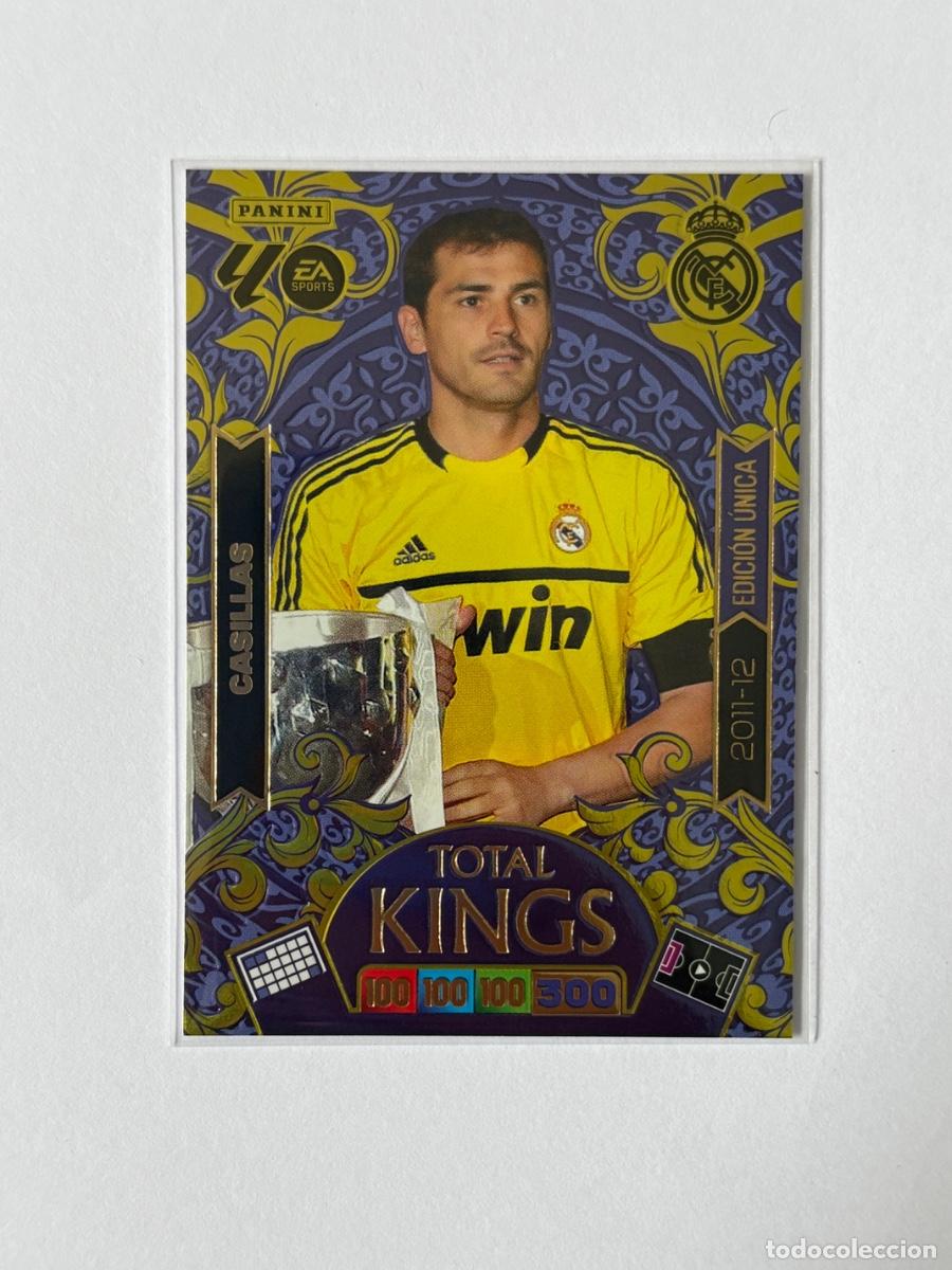 Figurine di Calcio: 19. CROMO ADRENALYN 2025-26 25-26 EDICI&Oacute;N &Uacute;NICA TOTAL KINGS CASILLAS ( c&oacute;digo sin activar )