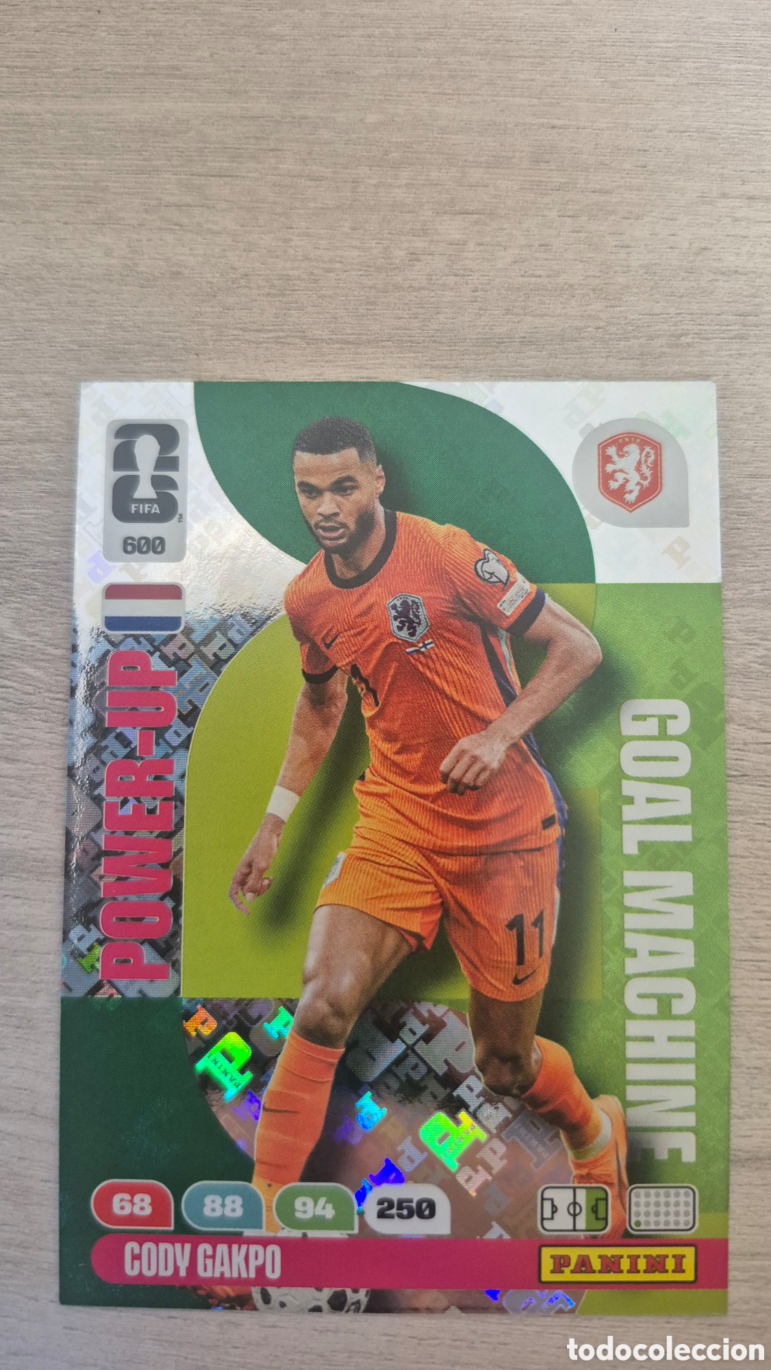 Cartes &agrave; collectionner de Football: N&deg;600 Power-Up Goal Machine Cody Gakpo Adrenalyn FIFA World Cup 26