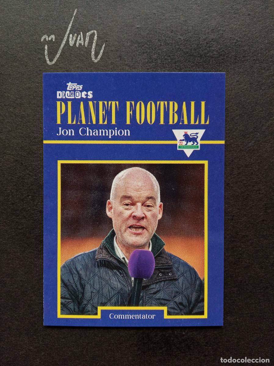 Fu&szlig;ball-Sticker: PLANET FOOTBALL COMMENTATOR JON CHAMPION BBC CHANEL ⚽ TOPPS &reg; DECADES 1990's PREMIER 2025 25 NUEVO