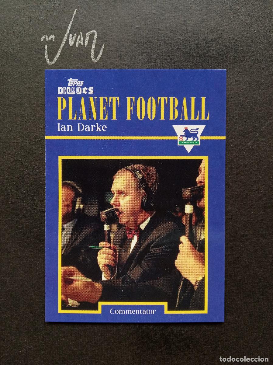 Fu&szlig;ball-Sticker: PLANET FOOTBALL COMMENTATOR IAN DARKE SKY SPORTS ⚽ TOPPS &reg; DECADES 1990's PREMIER 2025 25 NUEVO