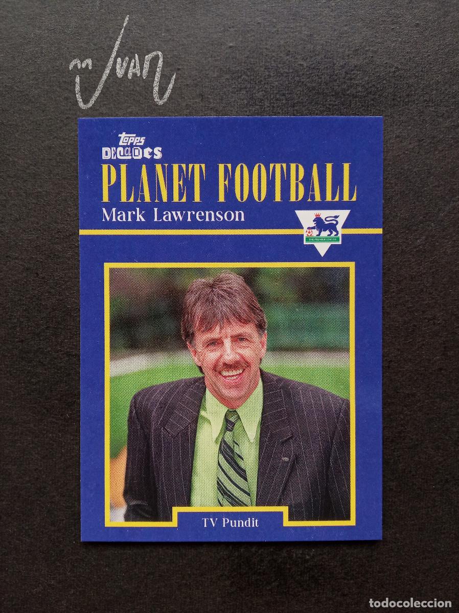 Cromos de F&uacute;tbol: PLANET FOOTBALL TV PUNDIT MARK LAWRENSON BBC CHANEL ⚽ TOPPS &reg; DECADES 1990's PREMIER 2025 25 NUEVO