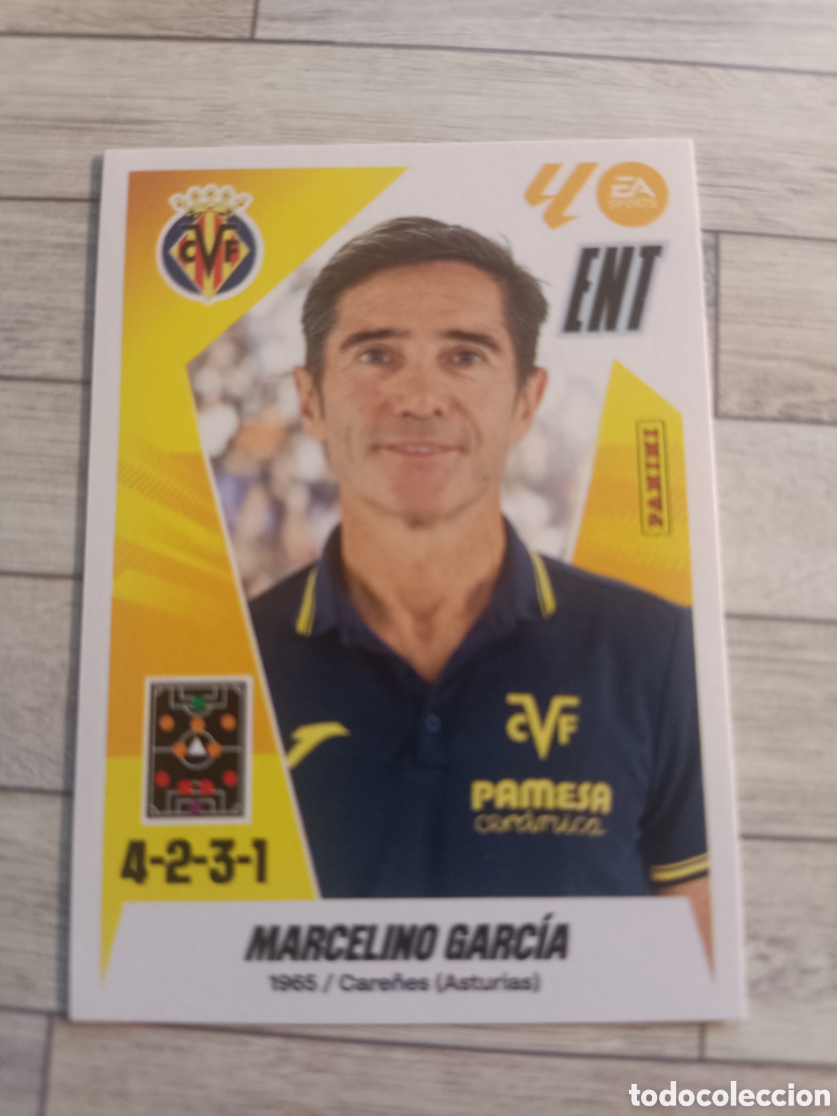 Cartes &agrave; collectionner de Football: 2 ENTRENADOR MARCELINO GARCIA VILLARREAL LIGA ESTE 2025 2026 PANINI 25 26 SIN PEGAR