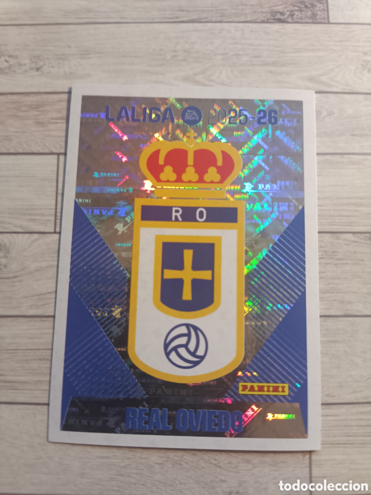 Cromos de F&uacute;tbol: 1 ESCUDO REAL OVIEDO LIGA ESTE 2025 2026 PANINI 25 26 SIN PEGAR