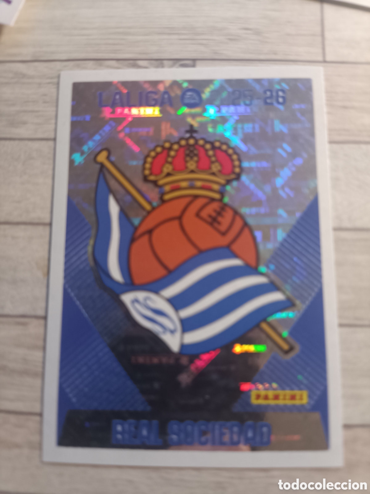 Cromos de Futebol: 1 ESCUDO REAL SOCIEDAD LIGA ESTE 2025 2026 PANINI 25 26 SIN PEGAR
