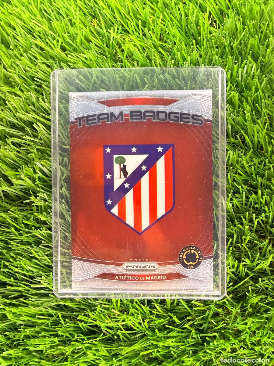 Cromos de F&uacute;tbol: N&ordm; 1 Escudo Atl&eacute;tico de Madrid Team Badges Panini Prizm Mundial Clubes 2025