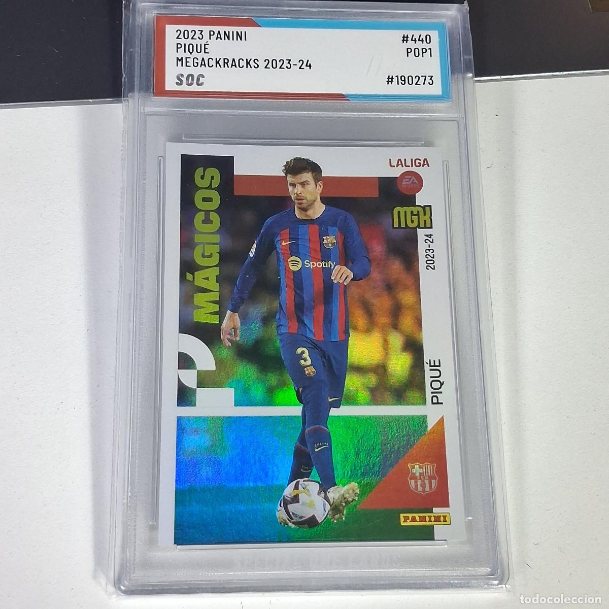 Cromos de F&uacute;tbol: 440 GERARD PIQU&Eacute; &ndash; 2023-24 PANINI MEGACRACKS SERIE M&Aacute;GICOS &ndash; GRADUADA SOC POP 1