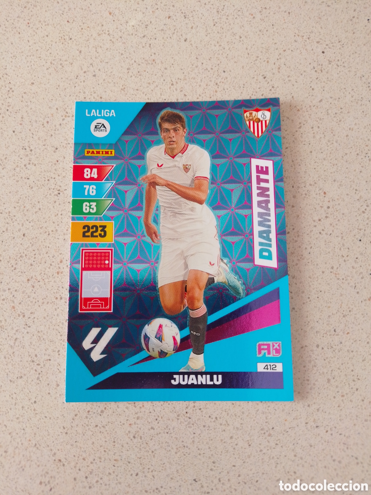 Fu&szlig;ball-Sticker: CARTA 412 DIAMANTE JUANLU SEVILLA. ADRENALYN XL 23/24.