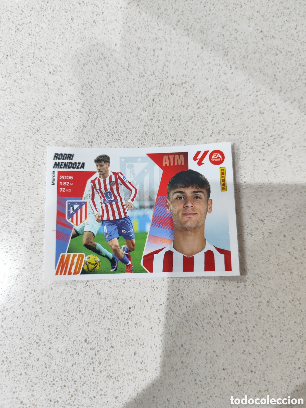 Cromos de F&uacute;tbol: CROMO N&Uacute;MERO 5 RODRI MENDOZA ATL&Eacute;TICO DE MADRID. MERCADO DE INVIERNO. LIGA ESTE 25/26.