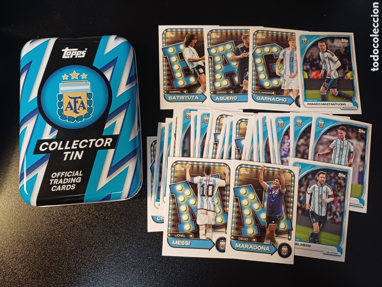 Fu&szlig;ball-Sticker: SET COMPLETO TOPPS ARGENTINA COLLECTOR TIN 2026 30 CARTAS B&Aacute;SICAS MESSI MARADONA MASTANTUONO AG&Uuml;ERO