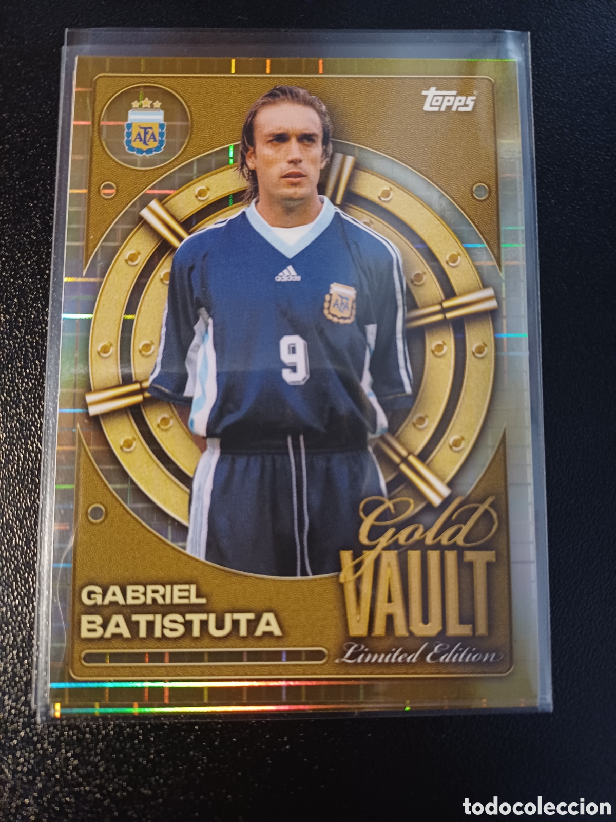 Cartes &agrave; collectionner de Football: #GV-5 GABRIEL BATISTUTA GOLD VAULT LIMITED EDITION TOPPS ARGENTINA COLLECTOR TIN 2026