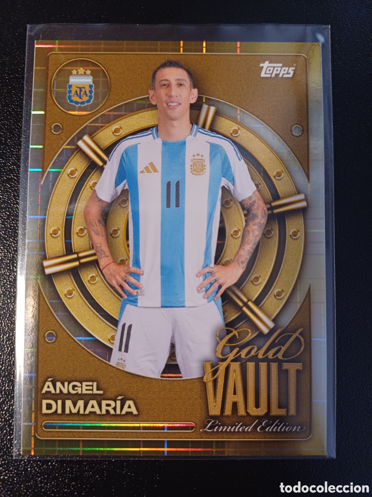 Cartes &agrave; collectionner de Football: #GV-10 ANGEL DIMARIA GOLD VAULT LIMITED EDITION TOPPS ARGENTINA COLLECTOR TIN 2026