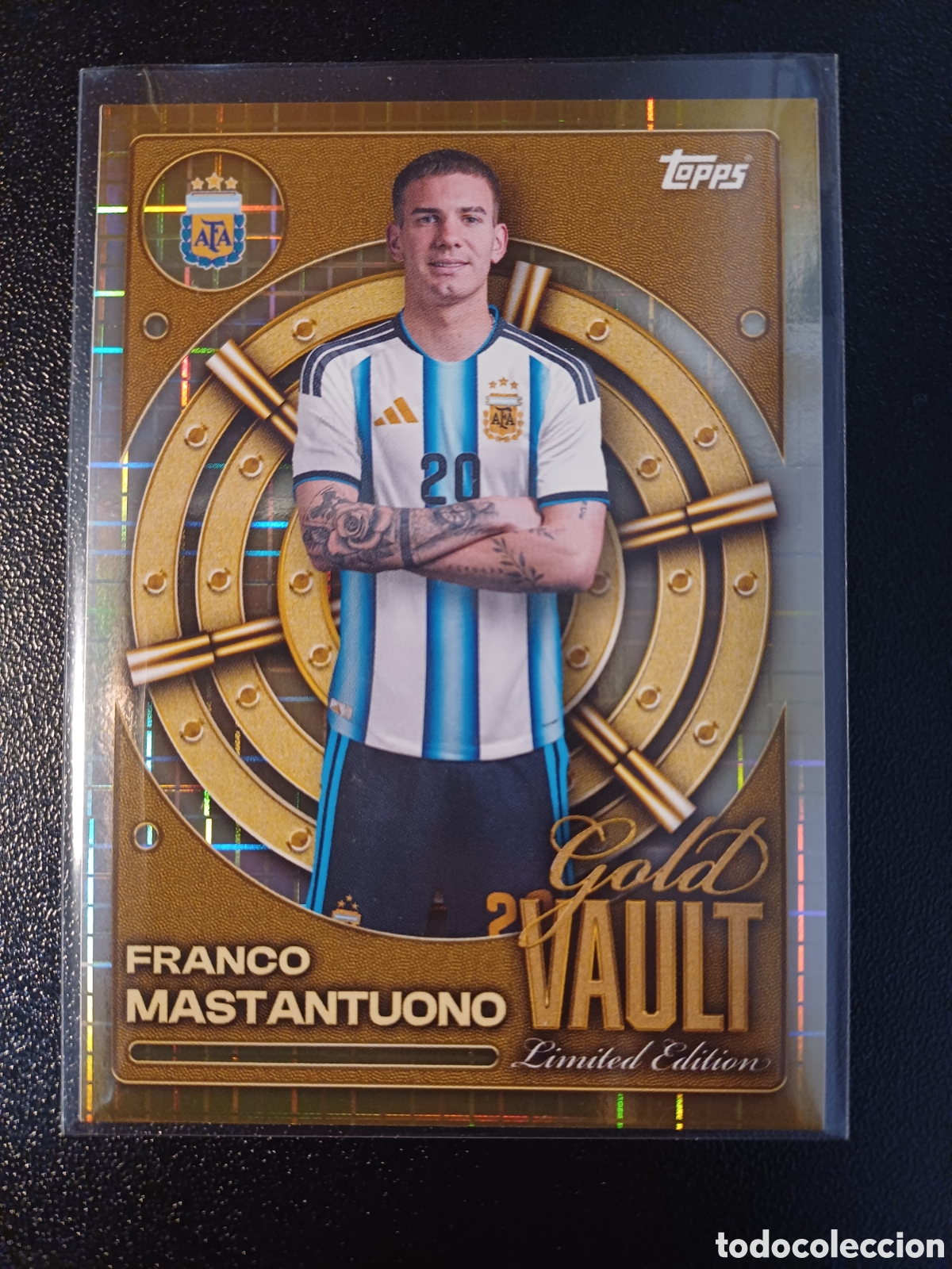 Cartes &agrave; collectionner de Football: #GV-3 FRANCO MASTANTUONO GOLD VAULT LIMITED EDITION TOPPS ARGENTINA COLLECTOR TIN 2026