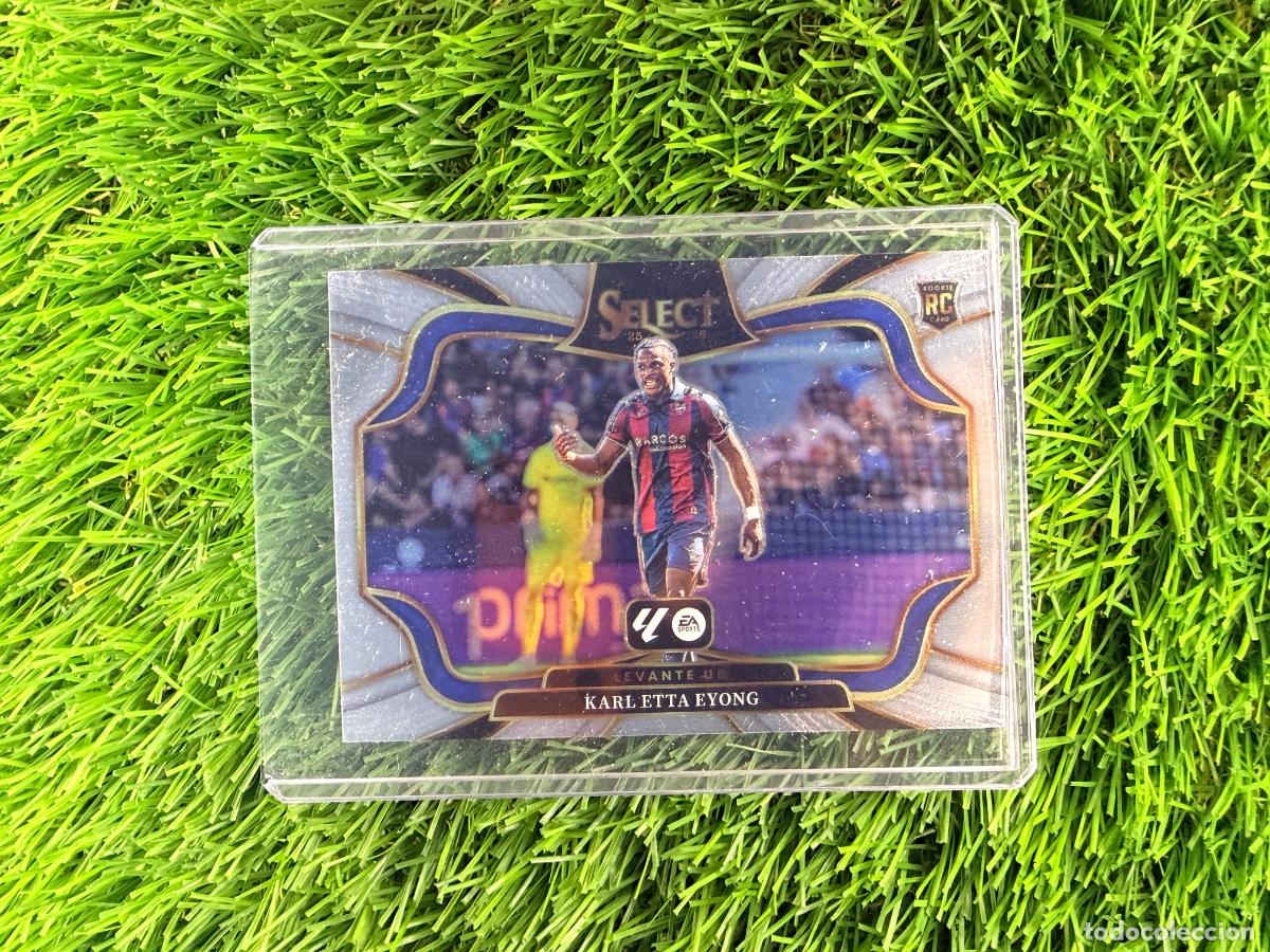 Figurine di Calcio: N&ordm; 235 Karl Etta Eyong Base Field Level Levante UD Select Liga 25 26