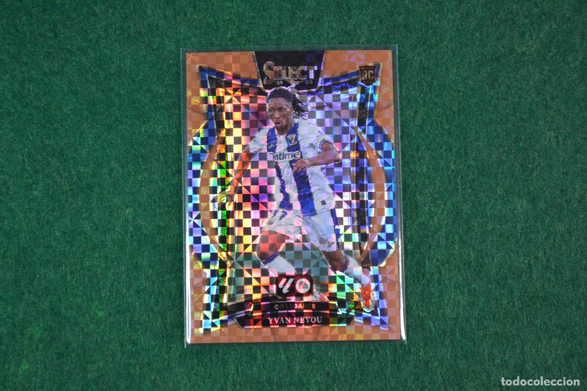 Figurine di Calcio: PANINI SELECT LA LIGA 2024-25 - 11 YVAN NEYOU (CD LEGANES) PARALELA BRONZE NUMERADA 33/59