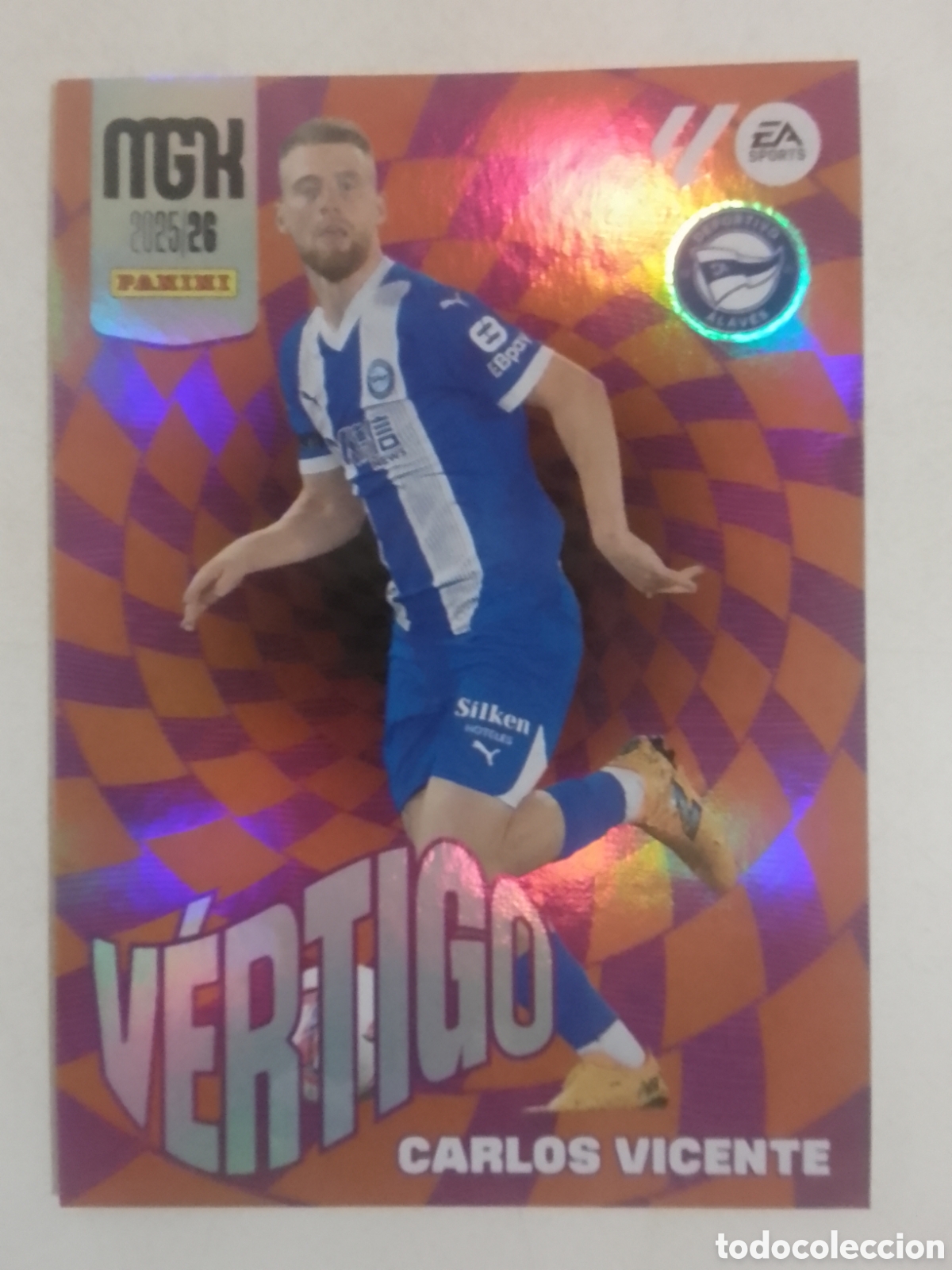 Cromos de F&uacute;tbol: Megacracks 2025/26 n&deg; 382 Carlos Vicente &bull; Deportivo Alav&eacute;s. V&Eacute;RTIGO.