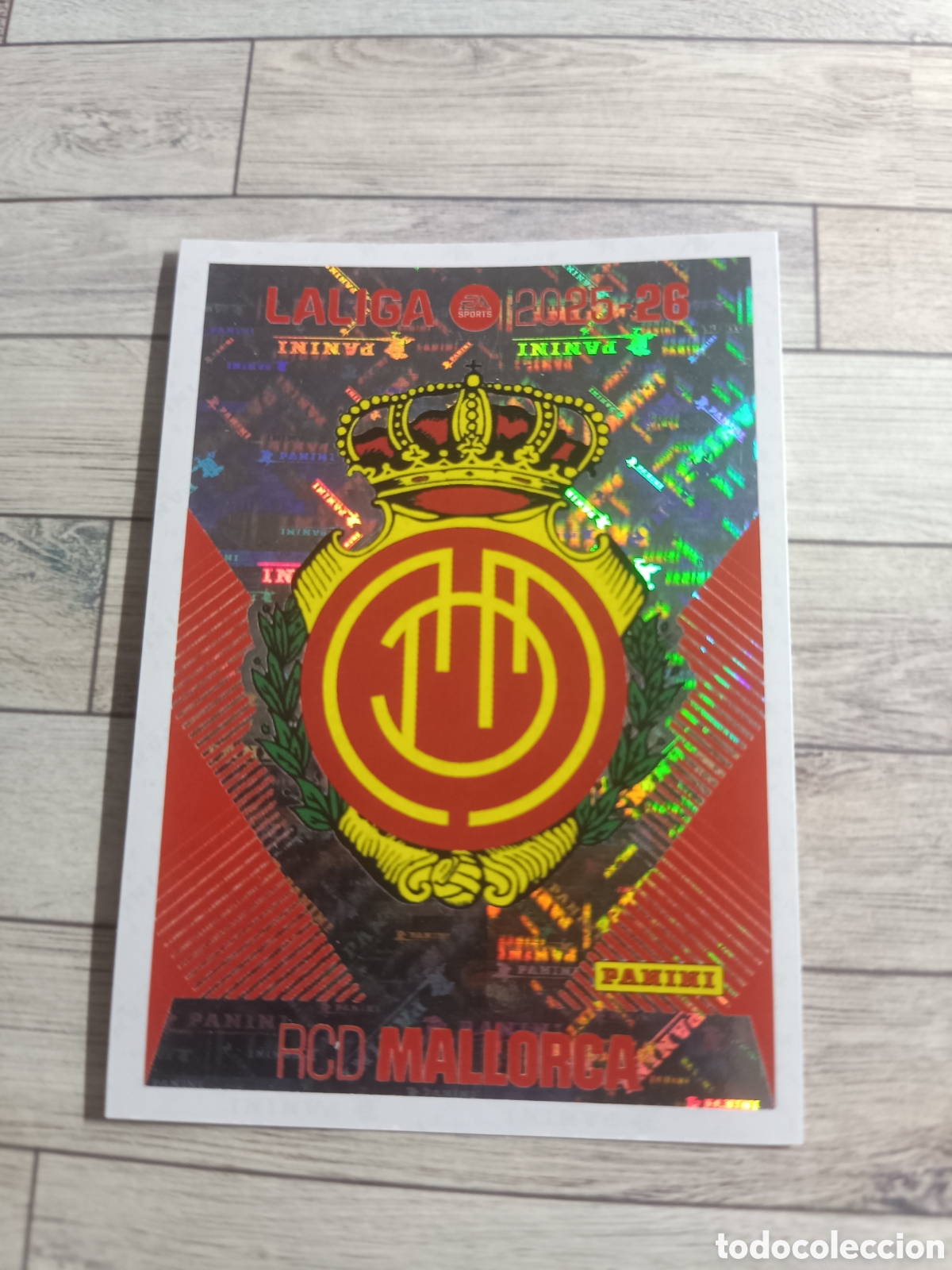 Cromos de F&uacute;tbol: 1 ESCUDO MALLORCA LIGA ESTE 2025 2026 PANINI 25 26