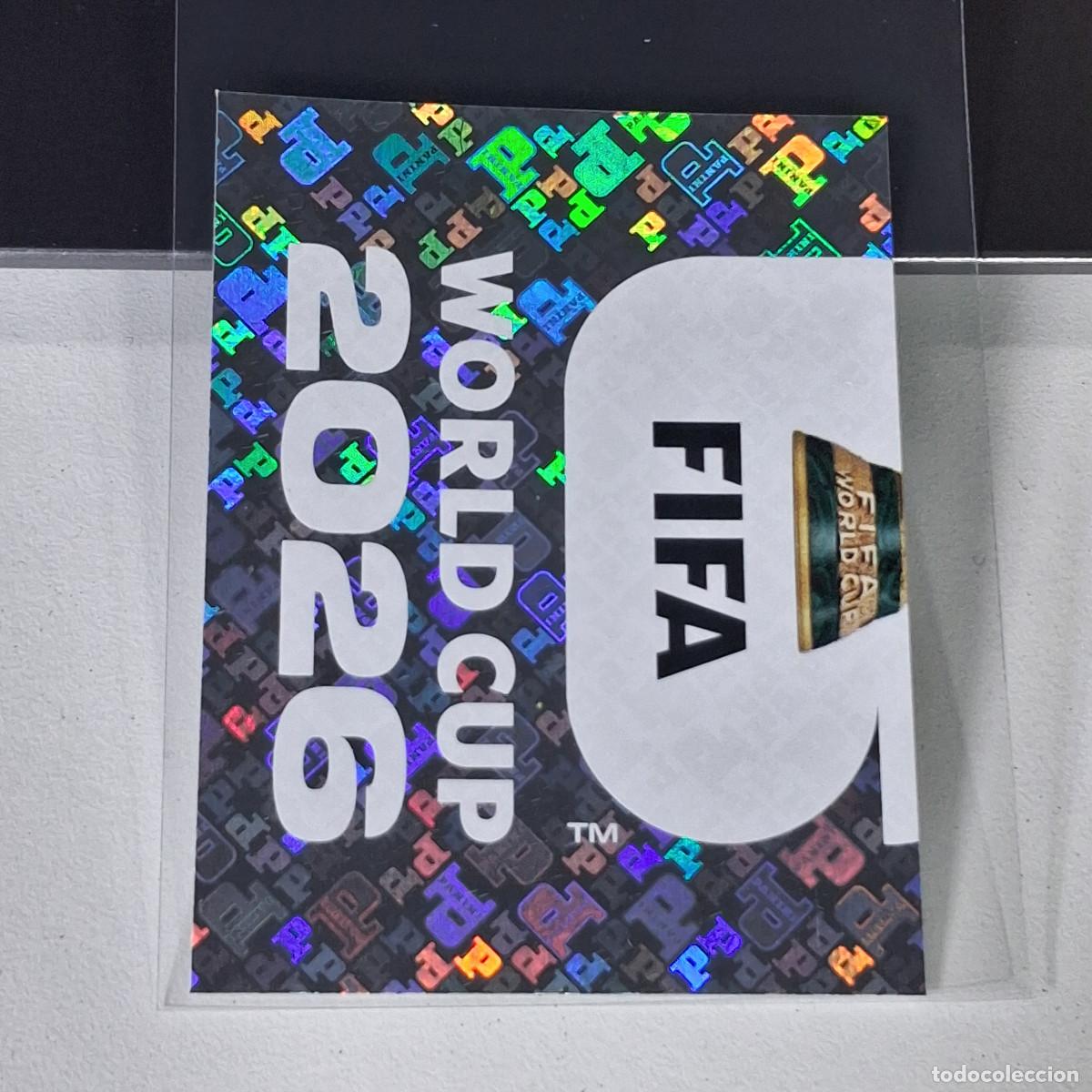 Cartes &agrave; collectionner de Football: A28 FWC2 FWC 2 OFFICIAL EMBLEM TROFEO MUNDIAL FIFA WORLD CUP 2026 STICKER PANINI