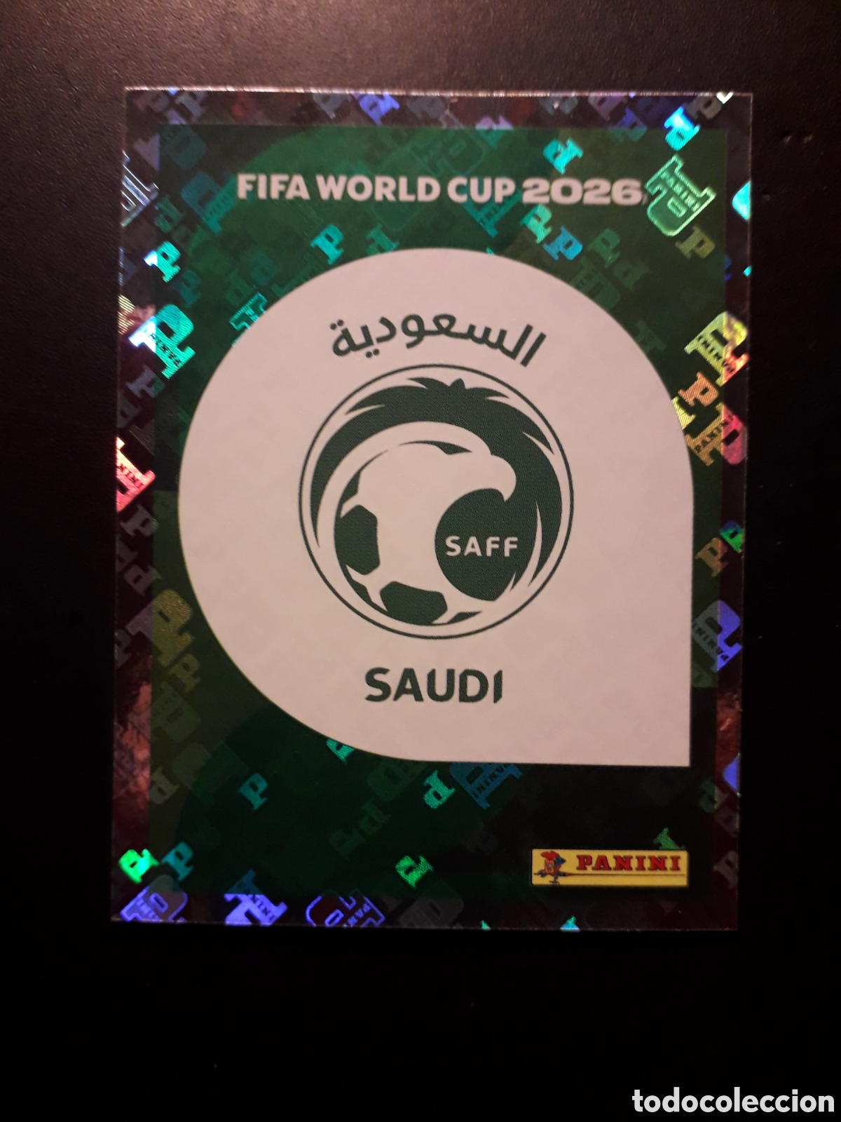Cromos de F&uacute;tbol: ESCUDO ARABIA SAUD&Iacute; KSA 1 MUNDIAL F&Uacute;TBOL 2026 FIFA WORLD CUP PANINI SIN PEGAR PEDIDO M&Iacute;NIMO 3&euro;
