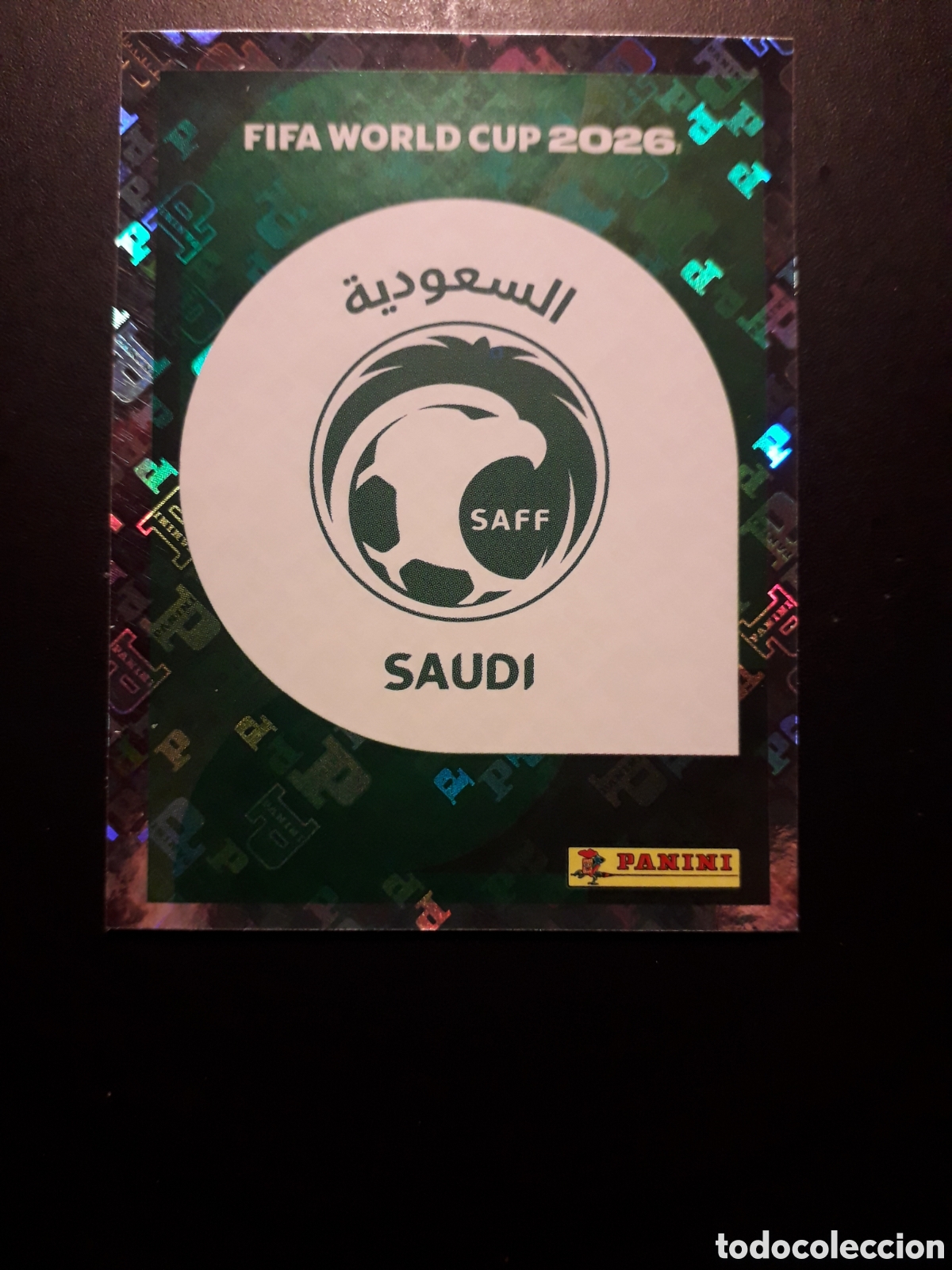 Cromos de F&uacute;tbol: ESCUDO ARABIA SAUD&Iacute; KSA 1 MUNDIAL F&Uacute;TBOL 2026 FIFA WORLD CUP PANINI SIN PEGAR PEDIDO M&Iacute;NIMO 3&euro;