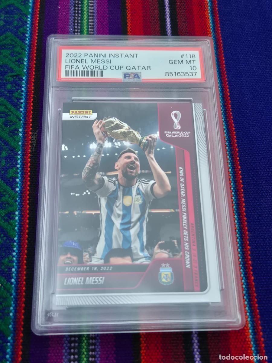 Football Stickers: PANINI INSTANT FIFA WORLD QATAR 2022 LIONEL MESSI N&ordm; 118 TROFEO GRADEADO PSA CERTIFICADO 10.