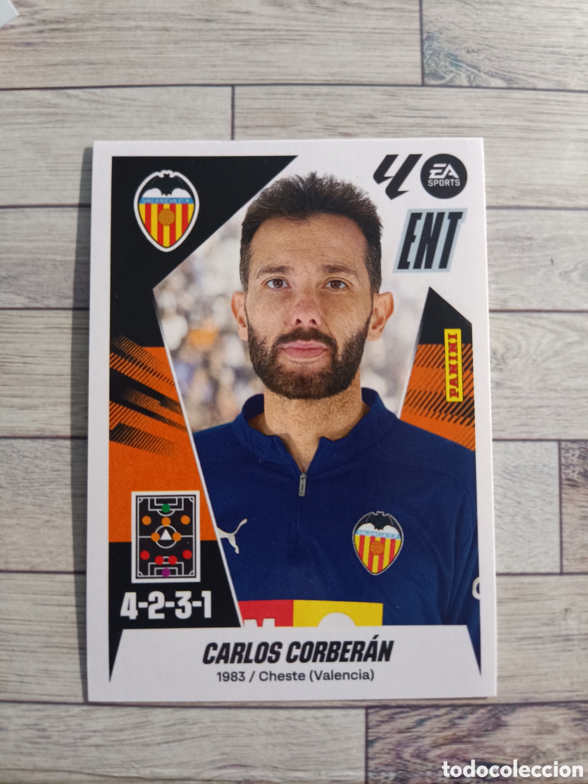 Cartes &agrave; collectionner de Football: 2 CARLOS CORBER&Aacute;N ENTRENADOR VALENCIA LIGA ESTE 2025 2026 PANINI 25 26