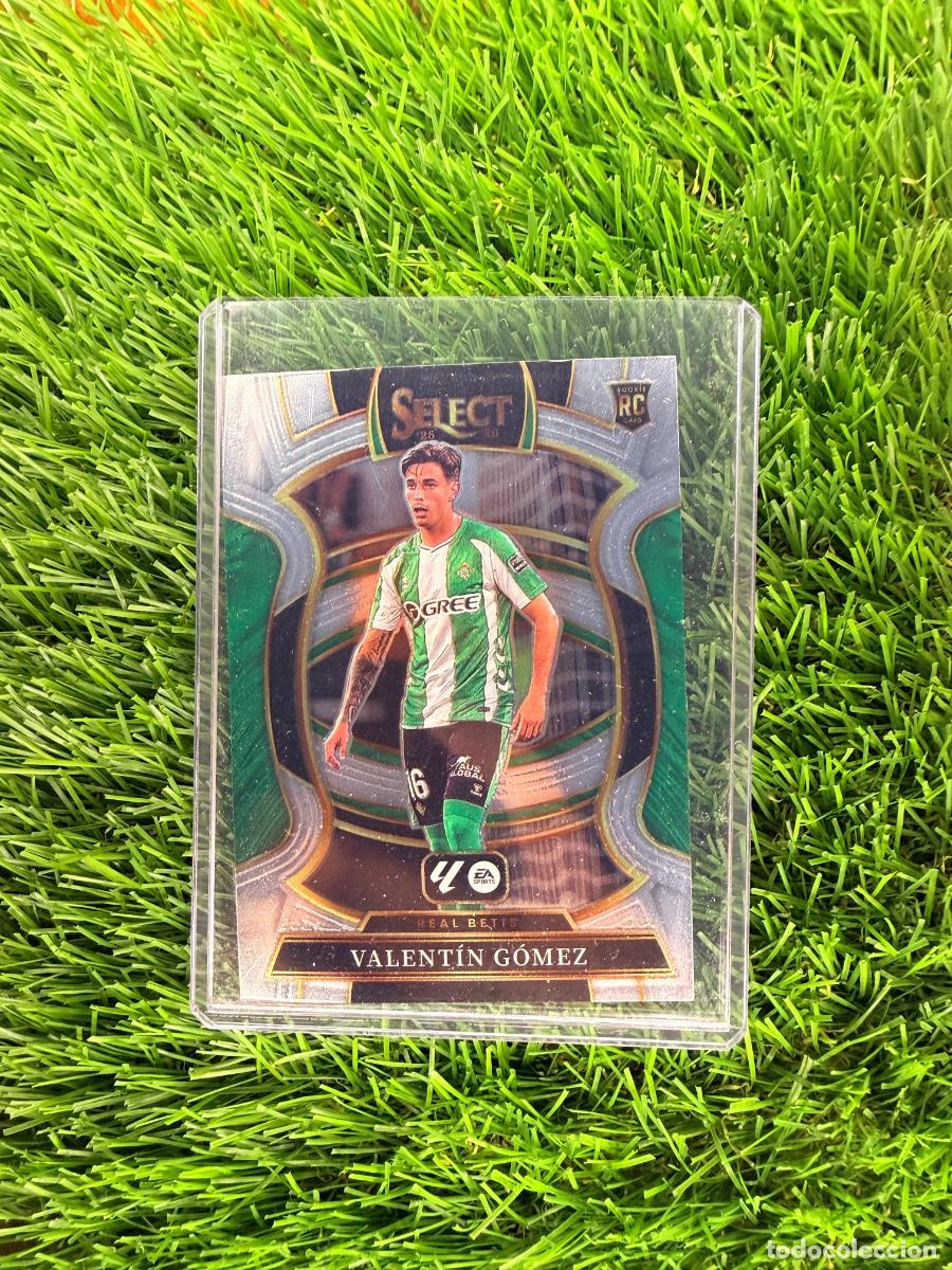 Football Stickers: N&ordm; 26 Valent&iacute;n G&oacute;mez Base Terrace Real Betis Select La Liga 25 26