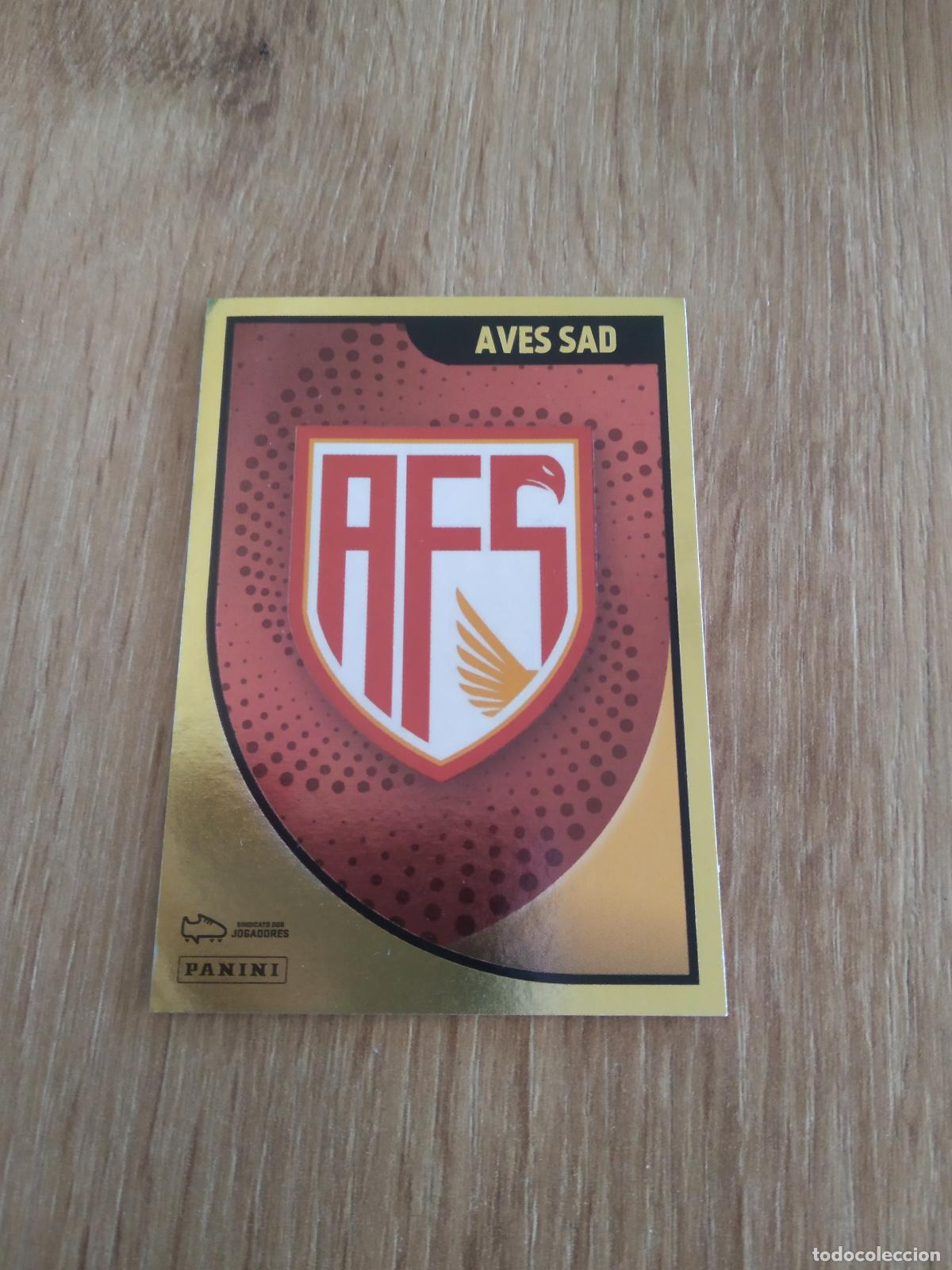 Cromos de F&uacute;tbol: 2 ESCUDO AVES SAD CROMO FUTBOL PANINI LIGA PORTUGAL 2024-2025 FUTEBOL 24-25