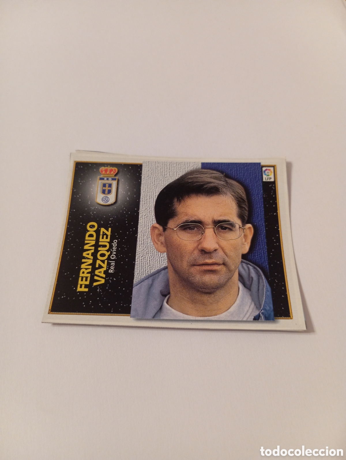 Cromos de F&uacute;tbol: ENTRENADOR FERNANDO V&Aacute;ZQUEZ Oviedo Liga Este 1998 1999 recortado 98 99