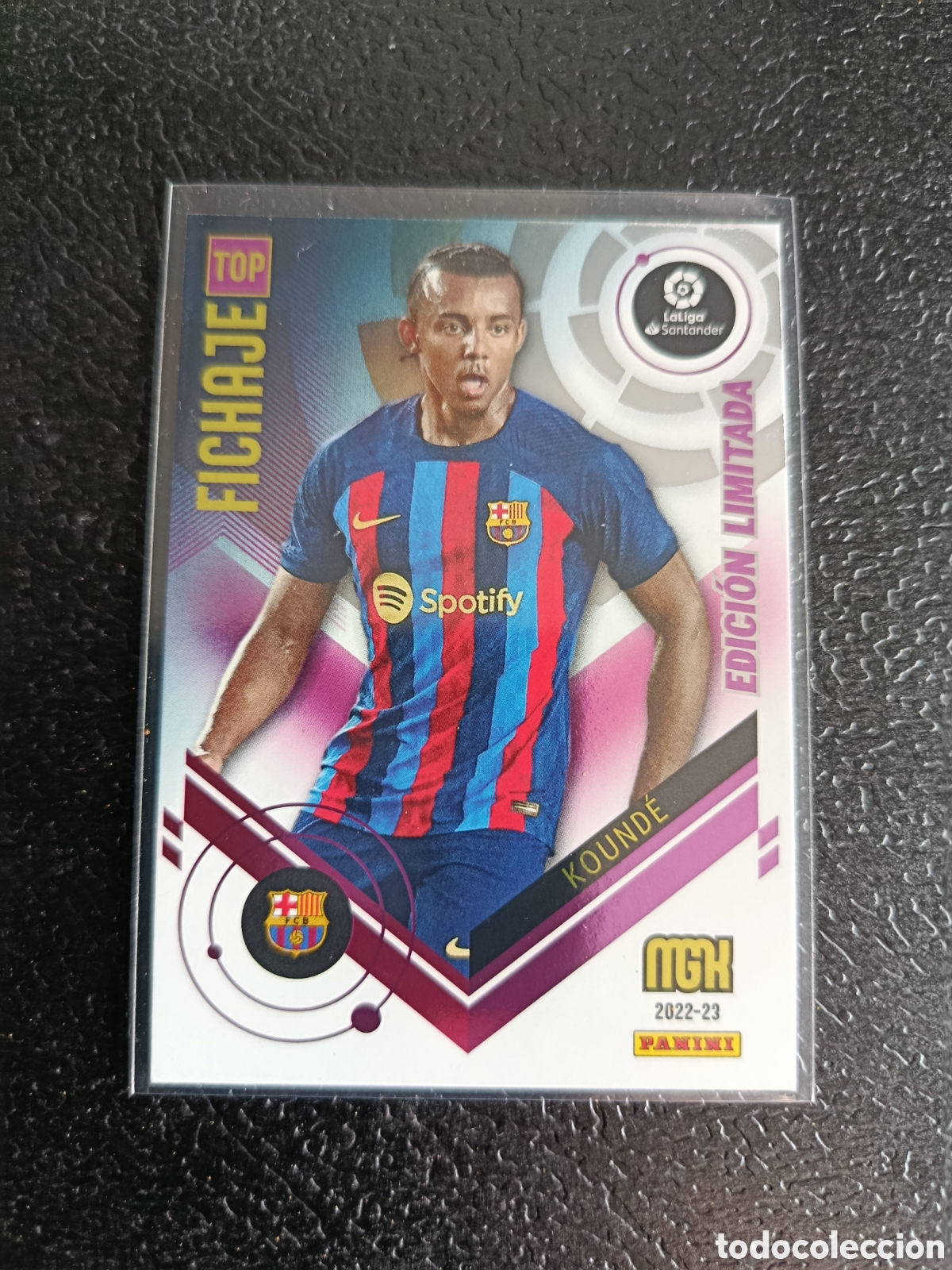 Cromos de F&uacute;tbol: EDICI&Oacute;N LIMITADA Fichaje TOP: KOUND&Eacute; (FC Barcelona) PANINI MGK La Liga 2022-23