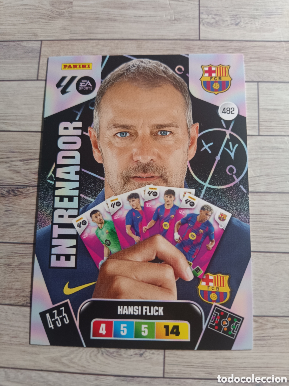 Fu&szlig;ball-Sticker: 482 HANSI FLICK ENTRENADOR BARCELONA ADRENALYN XL LIGA 2025 2026 PANINI 25 26