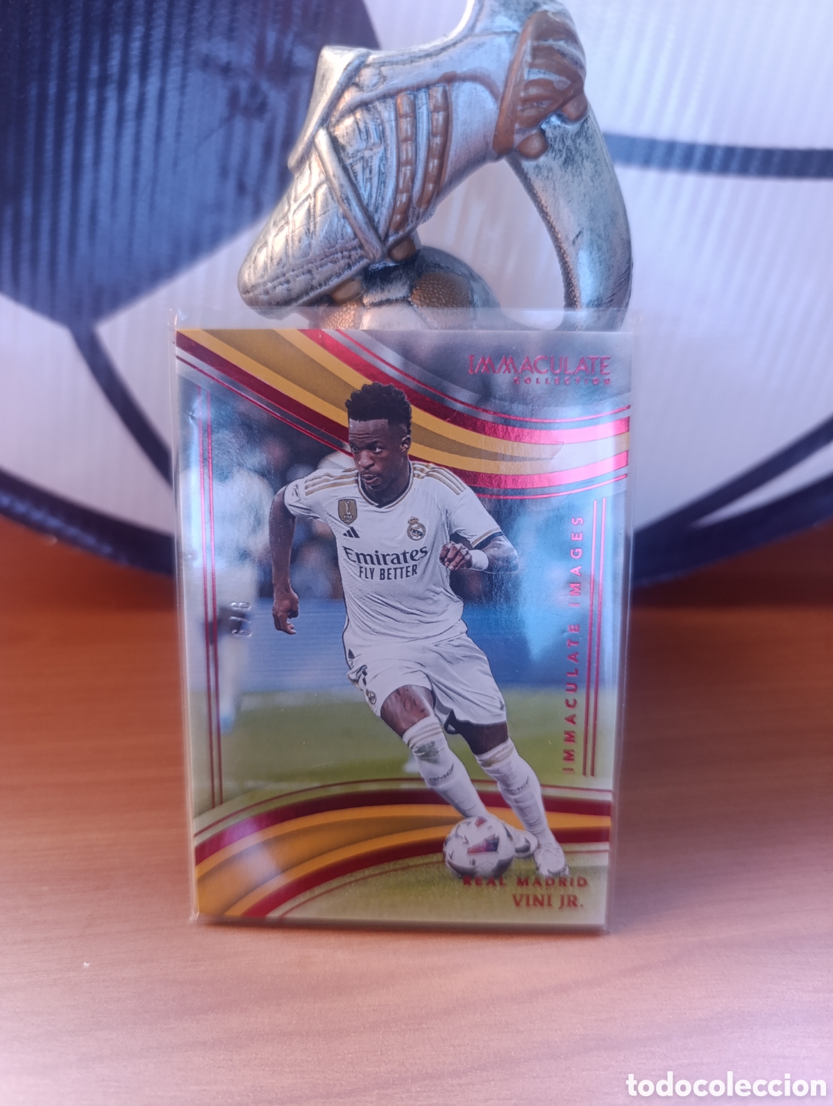 Fu&szlig;ball-Sticker: T&iacute;tulo: Cromo Vin&iacute;cius Jr. - 2023-24 Panini Immaculate - Immaculate Images Red/Gold Parallel #6/6