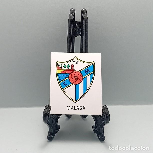 Cromos de F&uacute;tbol: ESCUDO M&Aacute;LAGA CF CROMO SUPER ADHESIVOS FUTBOL EXCLUSIVAS SALCAS A&Ntilde;OS 80 5,4x4,1 CMS. (LEER)
