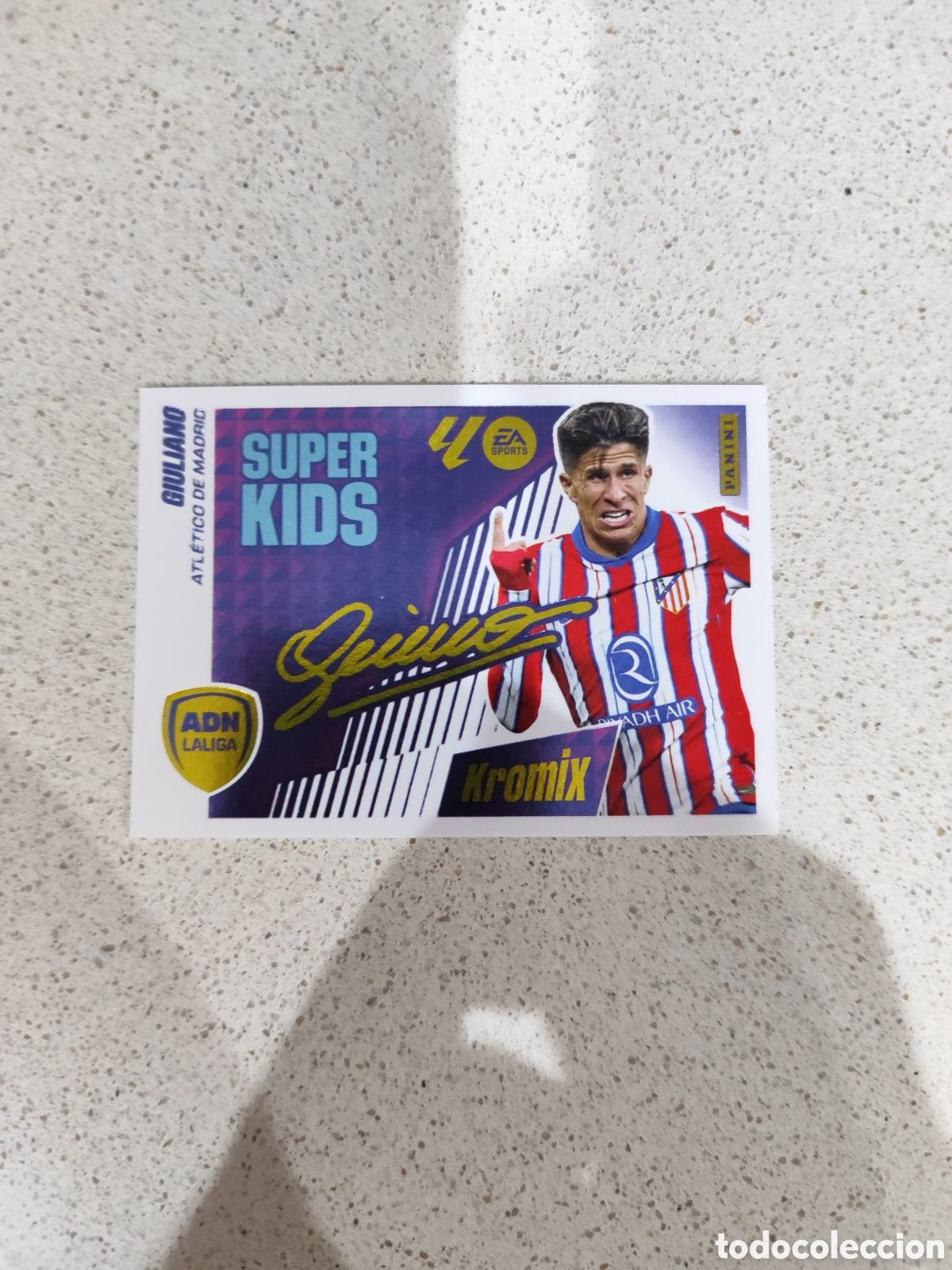 Cromos de F&uacute;tbol: CROMO N&Uacute;MERO K9 GIULIANO SIMEONE ATL&Eacute;TICO DE MADRID SUPER KIDS KROMIX. LIGA ESTE 25/26.