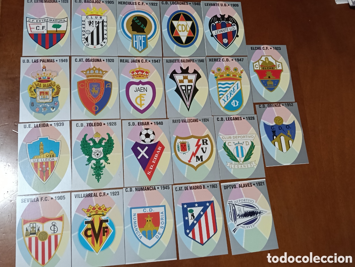 Cromos de F&uacute;tbol: Liga 1997-98 - 22 Escudos y plantilla de los equipos de f&uacute;tbol de la liga 1997-98 en buen estado
