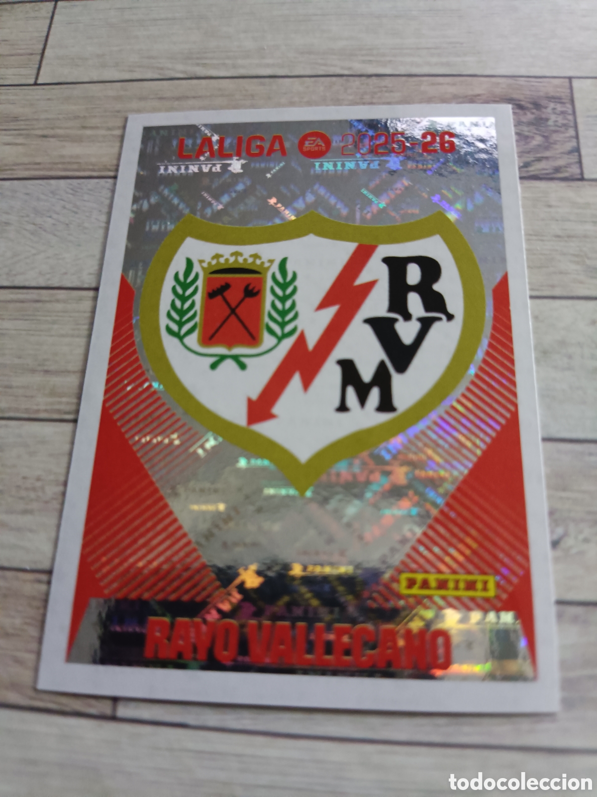 Cromos de F&uacute;tbol: 1 ESCUDO RAYO VALLECANO LIGA ESTE 2025 2026 PANINI 25 26 SIN PEGAR