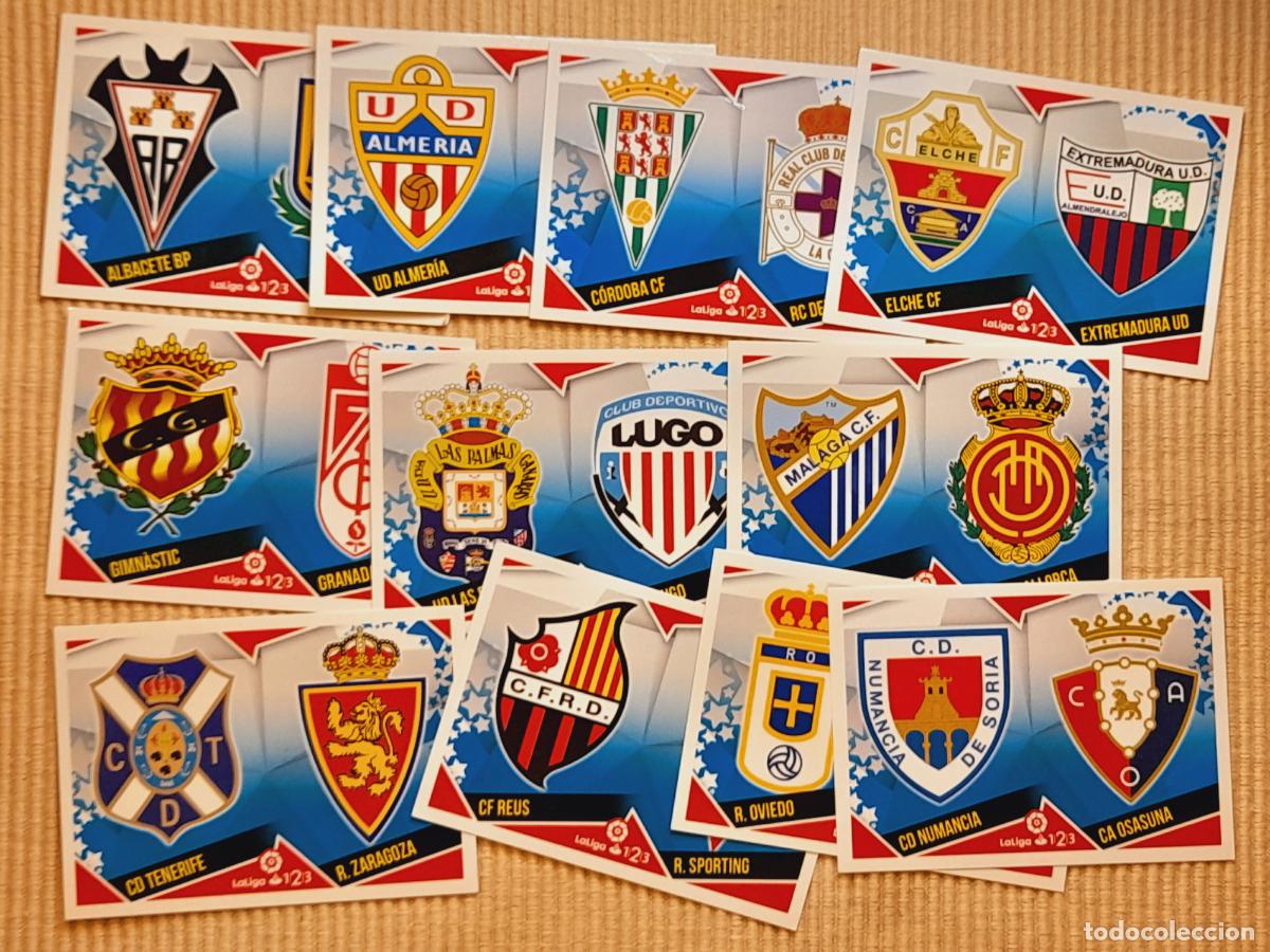 Cartes &agrave; collectionner de Football: LOTE 11 CROMOS CON LOS 22 ESCUDOS SEGUNDA DIVISION (SERIE COMPLETA LIGA 18-19 (2018 2019) ALBUM ESTE