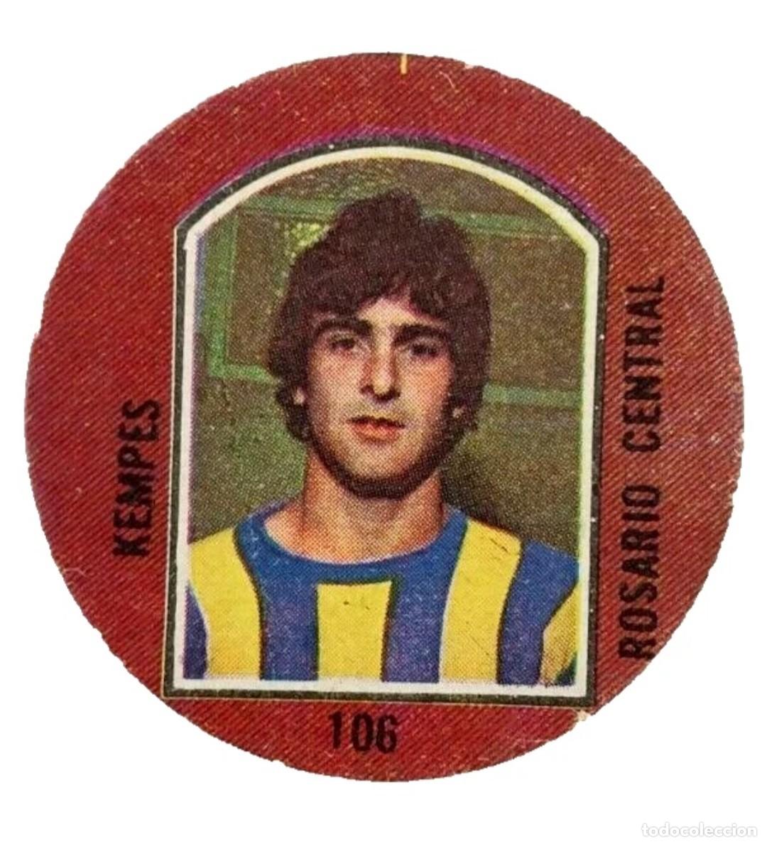 Fu&szlig;ball-Sticker: Cromo Mario Alberto Kempes Rookie Disc Card 1976 Campeones del Deporte Argentina Rosario Central
