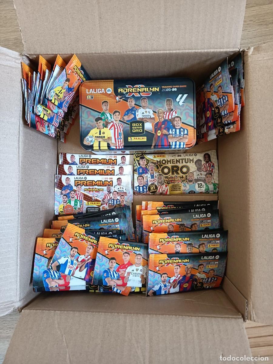 Cromos de F&uacute;tbol: LOTE ADRENALYN XL 25 26 - BOX SERIE ORO VAC&Iacute;A + 75 SOBRES + 3 PREMIUM + 1 MOMENTUM ORO TODOS VAC&Iacute;OS