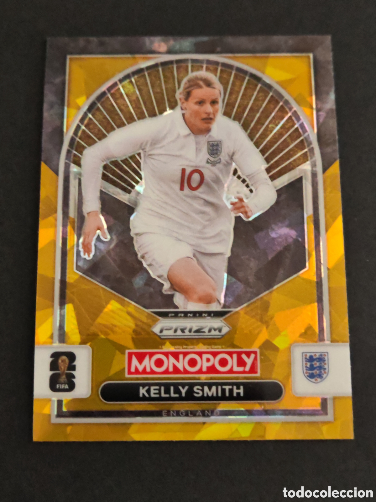 Fu&szlig;ball-Sticker: 97 prizm paralela cracked Kelly Smith ENGLAND MONOPOLY FIFA 2026 WORLD CUP MUNDIAL ADRENALYN