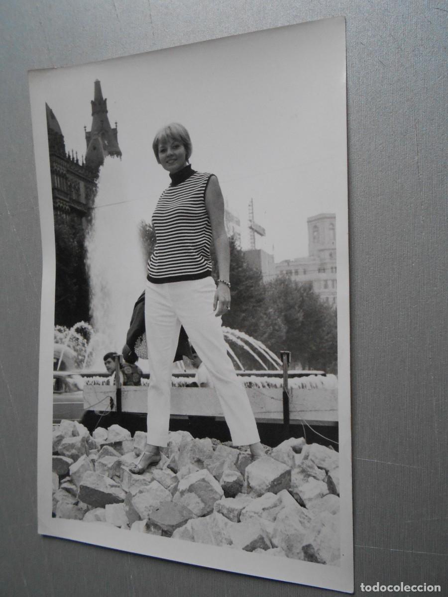 Cromos de F&uacute;tbol: FOTO de - TANIA VELIA -, de 12 x 18 cms.