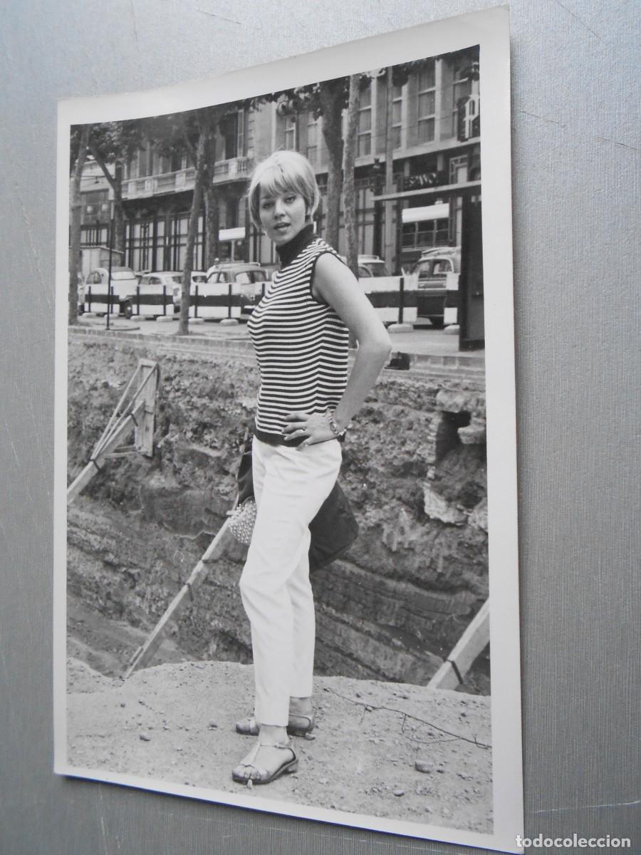 Cromos de F&uacute;tbol: FOTO de - TANIA VELIA -, de 12 x 18 cms.